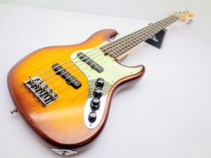 店頭(島根県)で、Fender USA American Deluxe  5弦ジャズベースを買取頂きました！
