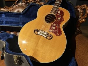 大阪府大阪市より、Gibson SJ-200アコースティックギターを買取させて頂きました！