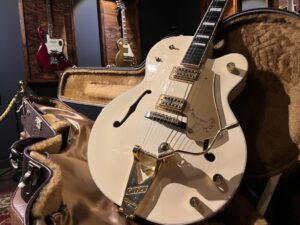Gretsch G7593 White Falcon with ハードケース
