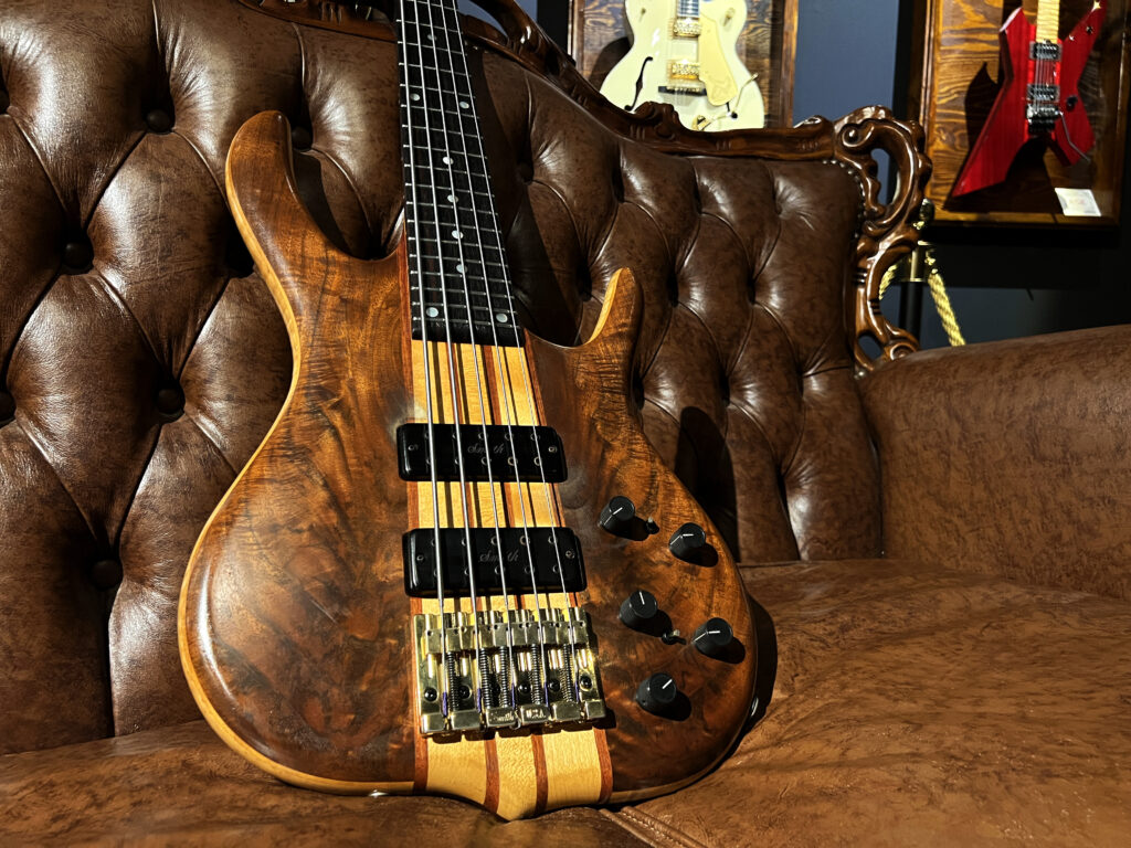 神奈川県川崎市より、Ken Smith BSR5 Black Tiger 5弦ベースを買取頂きました！