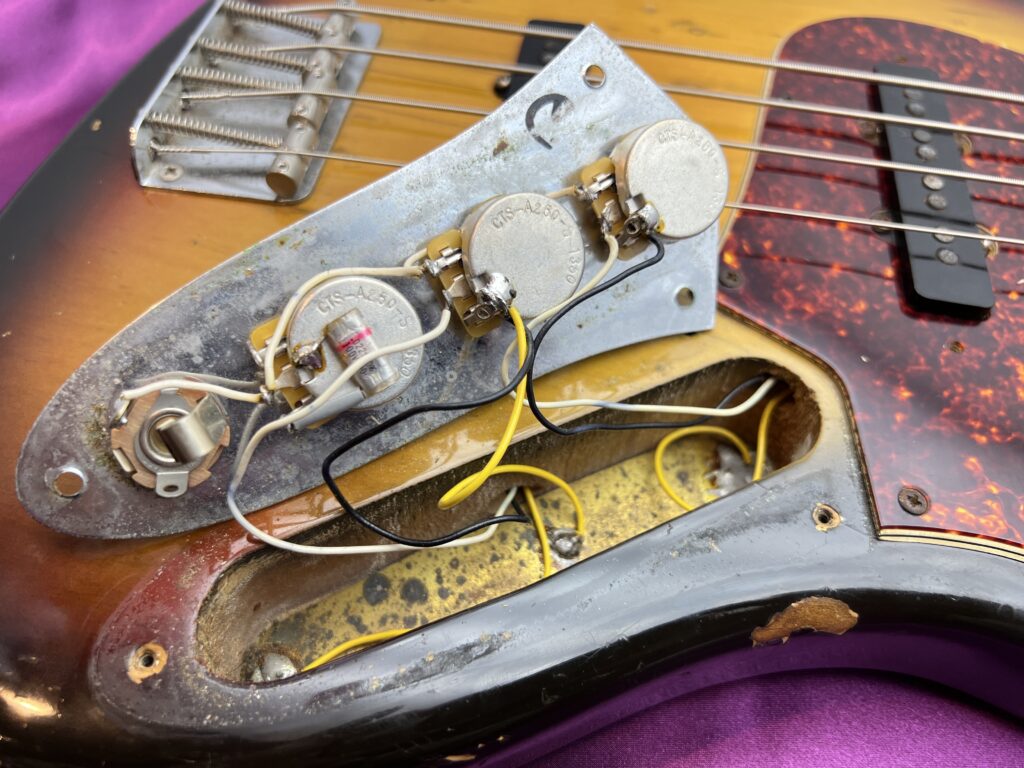 Fender 1971 Jazz Bass コントロール内部