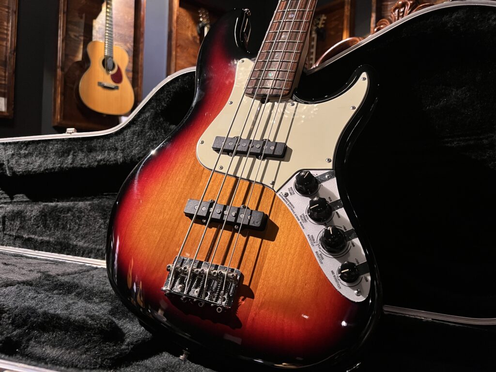 兵庫県宝塚市より、Fender American Deluxe Jazz Bass SCN 4st