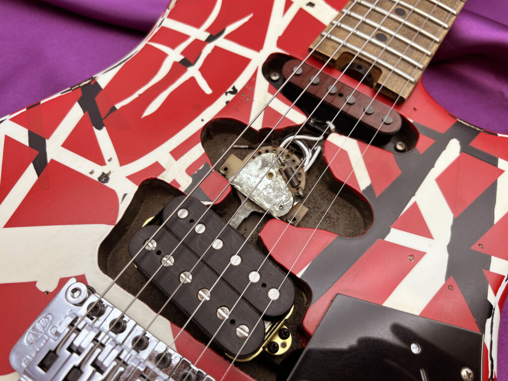 EVH Striped Series Frankenstein Frankie RedwithBlack Stripes Relic ピックアップ