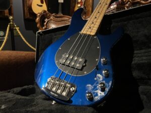 大阪府羽曳野市より、MUSICMAN Sterling 4 H Blue Pearl エレキベースを買取させて頂きました！