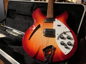 店頭にて、Rickenbacker 330FG エレキギターを買取させて頂きました！