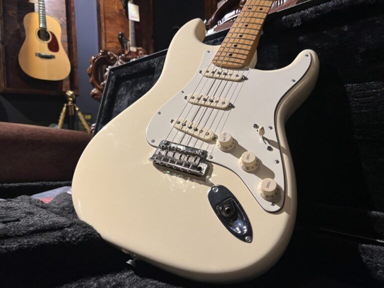 茨城県稲敷郡より、Fender USA 60th Anniversary American Standard Stratocaster エレキギターを買取させて頂きました！