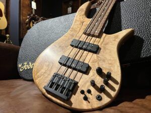 東京都大田区より、Fodera 2020 Anniversary Monarch 4 Deluxe エレキベースを買取させて頂きました！