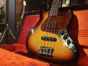 静岡県富士市より、Fender Custom Shop 1964 Jazz Bass NOS 3TS 2014年製 エレキベースを買取させて頂きました！