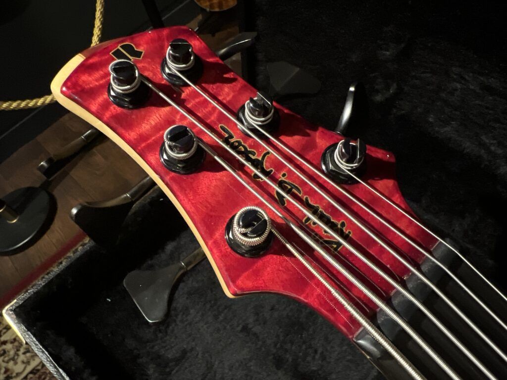 Roscoe Century6 Trans Red 6弦ベース ヘッドロゴ