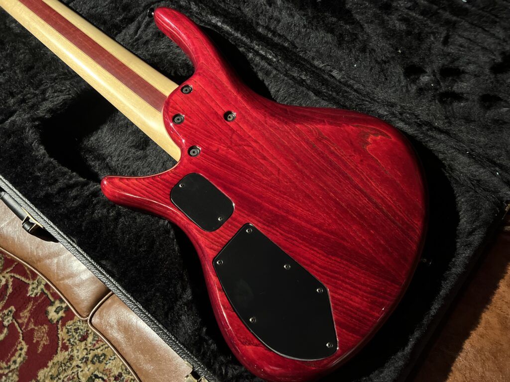Roscoe Century6 Trans Red 6弦ベース ボディ裏